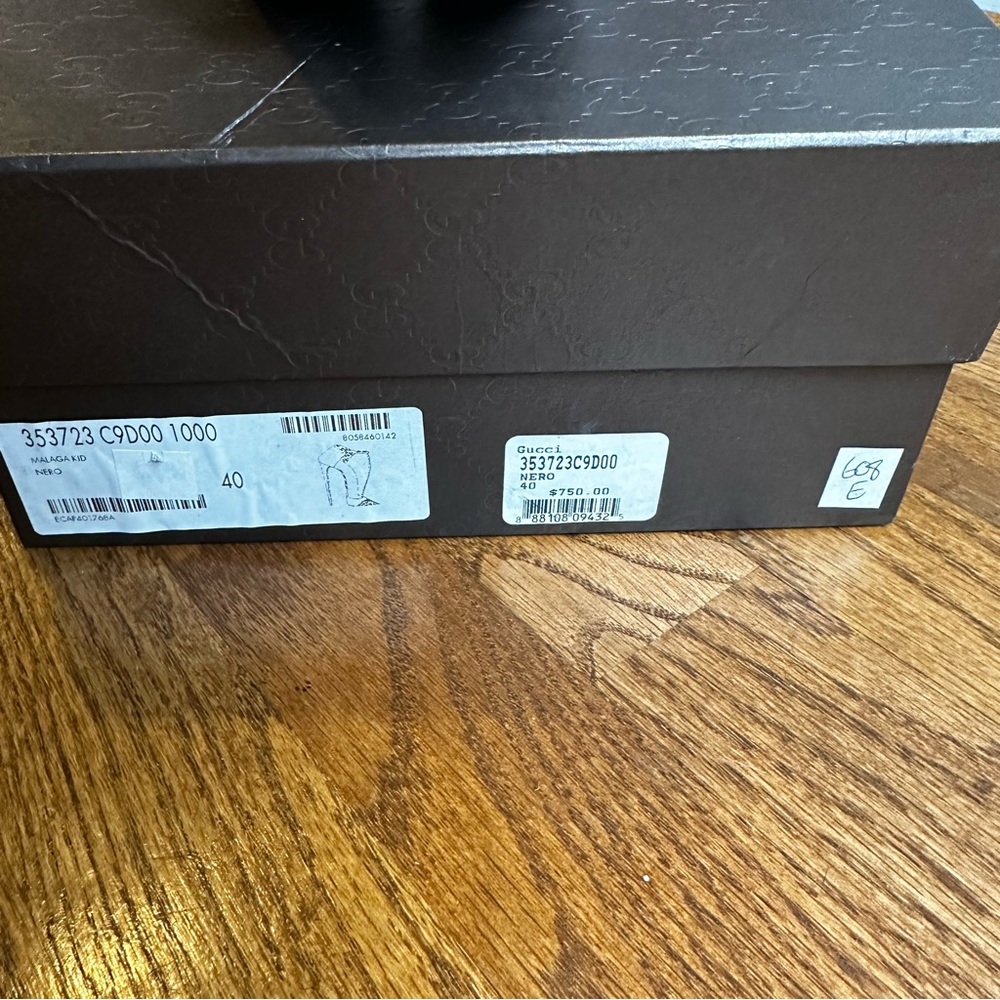 Gucci Black Leather T Strap w/Gold Tone Metal Toe Studds - Picture 4 of 7